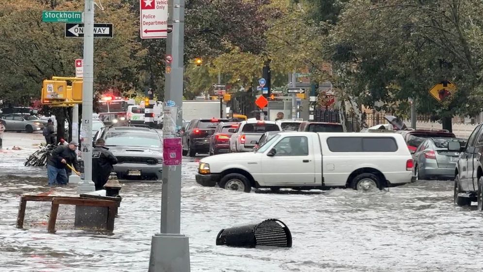 বন্যায় প্লাবিত নিউ ইয়র্ক, ২ জনের মৃত্যু